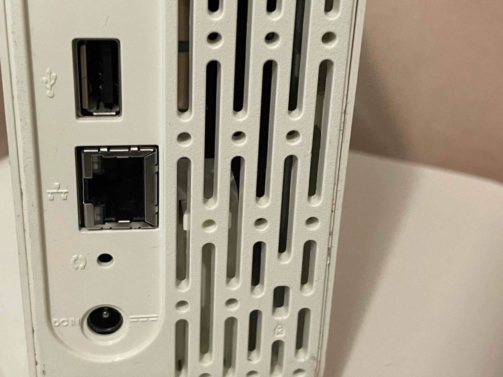 NAS-Server-Test: Nahaufnahme der Anschlussmöglichkeiten.
