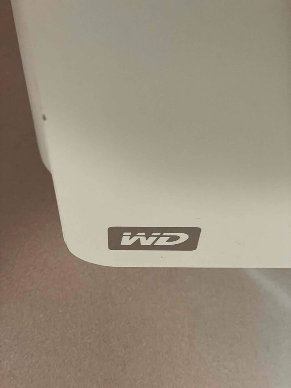 Nahaufnahme der Ecke eines getesteten NAS-Servers mit Logo.