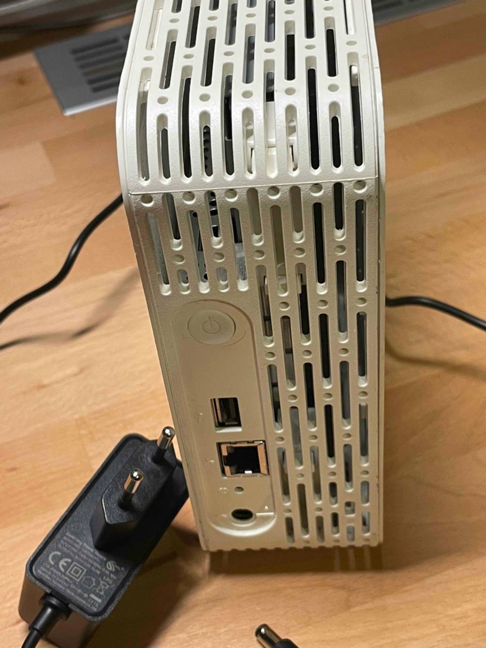 Ein NAS-Server im Test von hinten mit Anschlüssen und dem Stromkabel.
