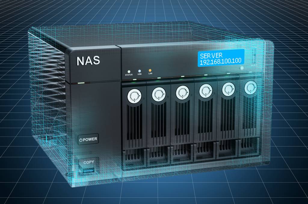 2-TB-NAS-Festplatten im Test: 3D-Grafik eines NAS-Servers mit gezeichneten und realen Elementen vor einem karierten Hintergrund