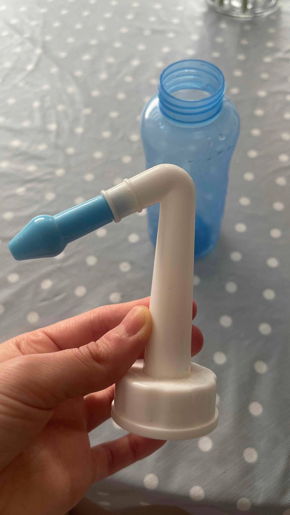 Nasendusche getestet: Eine Hand hält das Nasenstück.