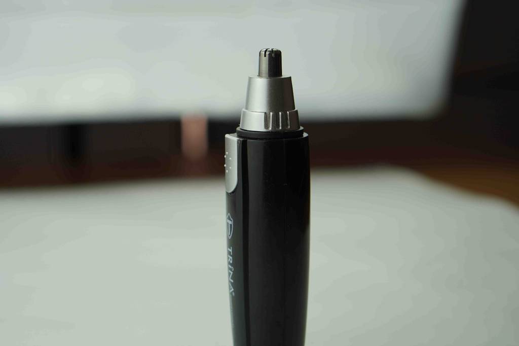 Ein batteriebetriebener Nasenhaartrimmer im Test. 
