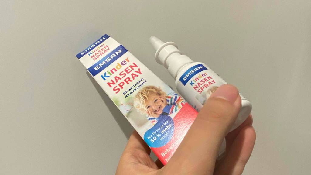 Nasenspray für Kinder vor grauen Hintergrund