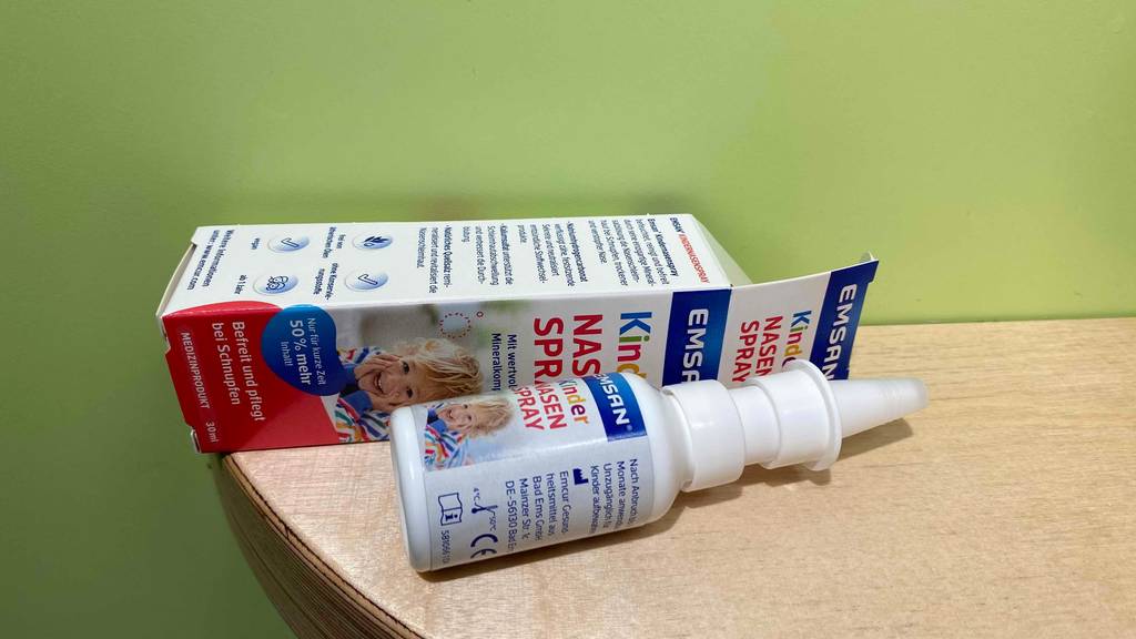 Nasenspray für Kinder vor grünem Hintergrund