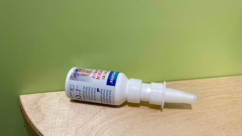 Nasenspray Flasche vor grünem Hintergrund
