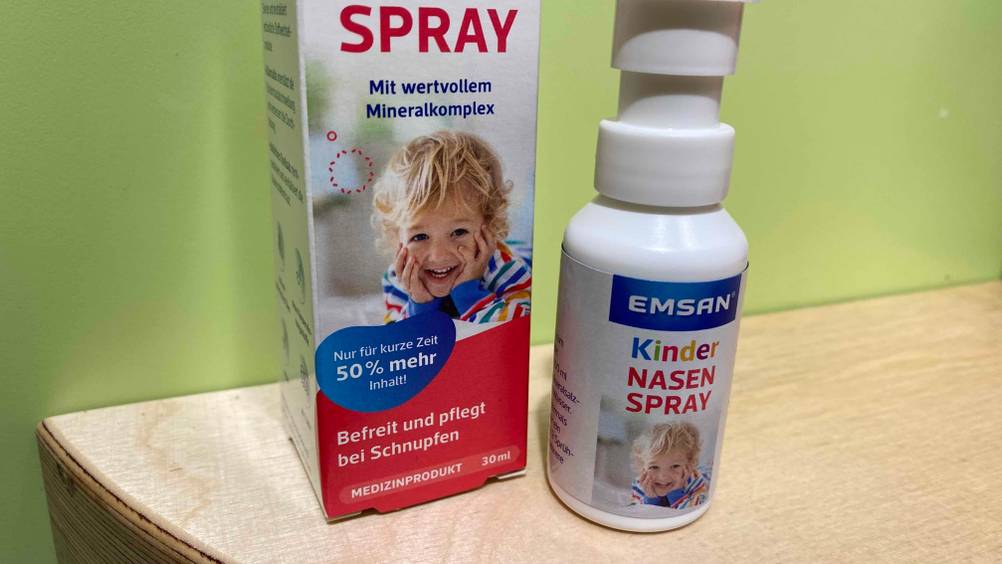 Kindernasensprays getestet: Nahaufnahme der Packung und der Flasche mit Informationen auf dem Label.