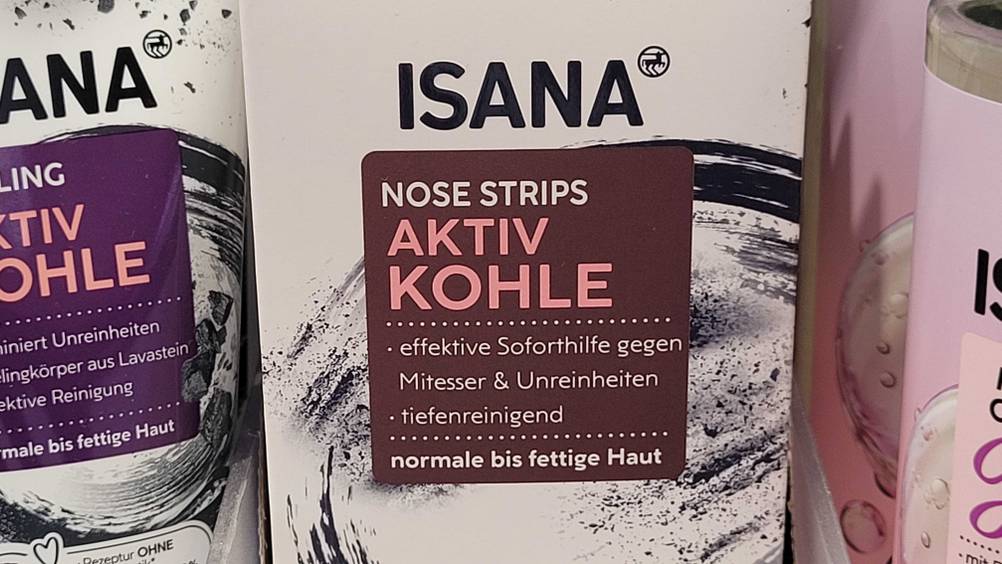 Nasenstrips-Mitesser-Test: Nahaufnahme der Vorderseite der Verpackung mit Logo und Artikelbezeichnung.