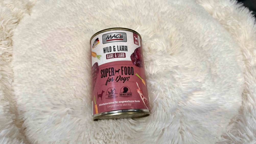 Nassfutter Hund hoher Fleischanteil getestet: Eine Dose liegt in einem hellen Fell.