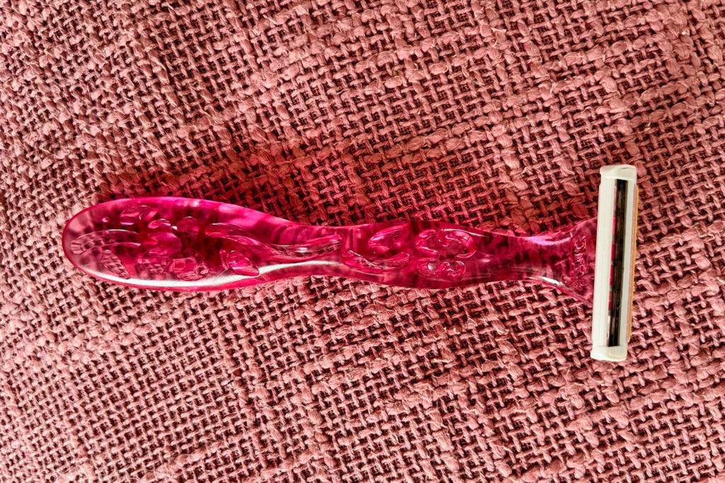 Nassrasierer getestet: Nassrasierer auf rotem Untergrund