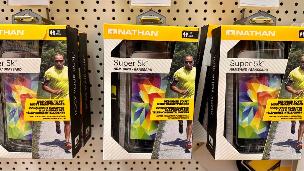 Smartphone-Armband im Test: Mehrere Packungen hängen in einem Regal.