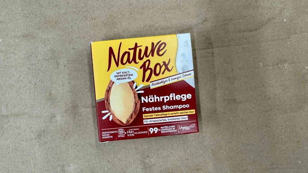 Auf der Kartonverpackung von getestetem Nature Box festem Shampoo stehen viele Informationen zum Inhalt.