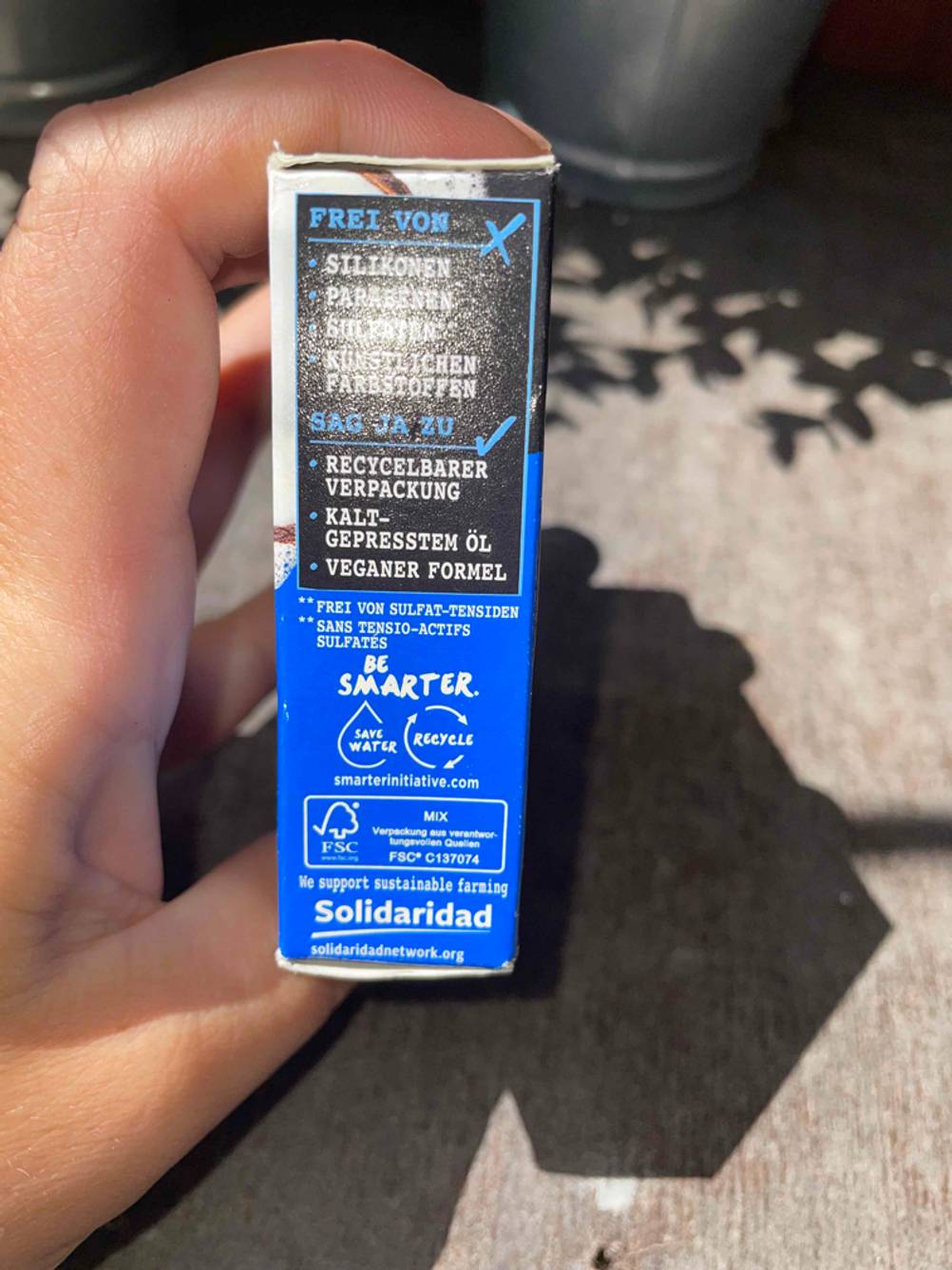 Im Test: Die Seite einer Originalverpackung des festen Shampoos mit Informationen.