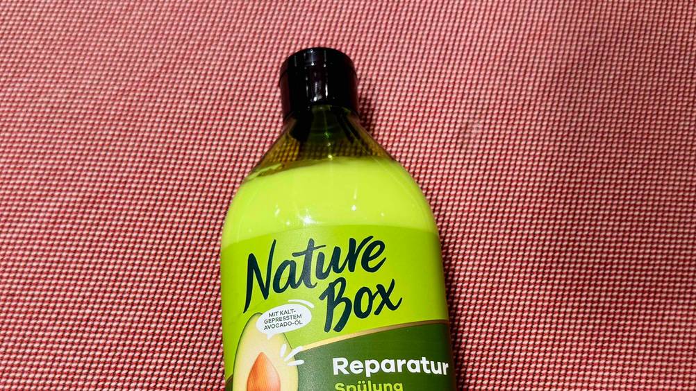 Nature-Box-Spülung getestet: Nahaufnahme des Logos und der Artikelbezeichnung auf der Flasche.