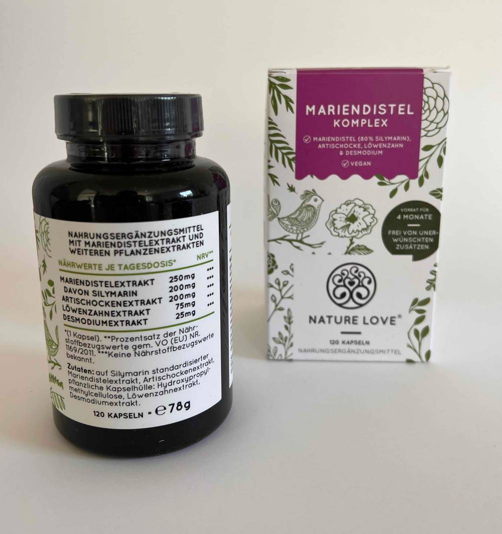 Liste mit Inhaltsstoffen auf der Rückseite eines Fläschchens mit Mariendistel-Komplex-Kapseln.