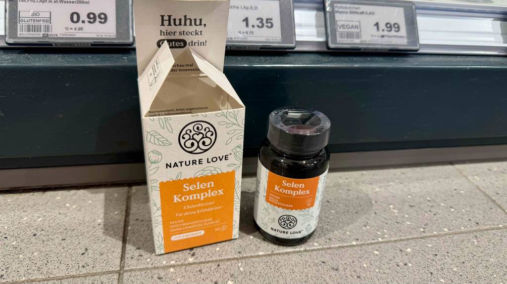 Selen-Kapseln im Test: Auf der Innenseite der Kartonverpackung stehen Sprüche und Informationen.