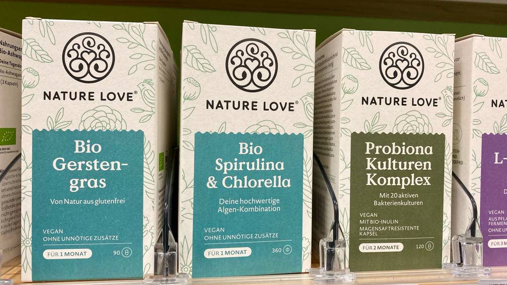 Mehrere Produkte von Nature Love stehen in einem Verkaufsregal. Bio Spirulina-Chlorella im Test steht mittendrin.