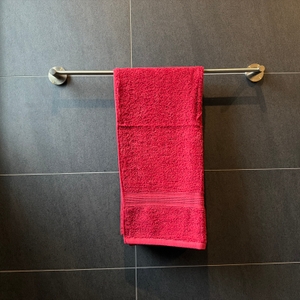 Das NatureMark NM-HT0860 hängt an einem Handtuchhalter