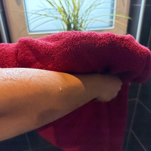 Mit dem NatureMark NM-HT0860 wird ein Arm abgetrocknet