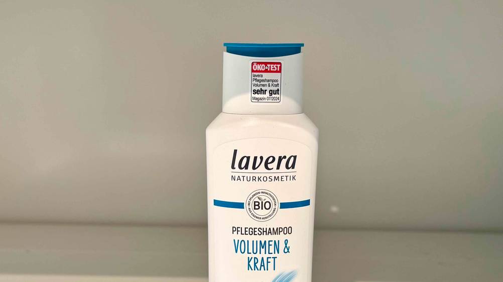 Naturkosmetik-Shampoo im Test: Nahaufnahme des Logos und der Artikelbezeichnung auf der Verpackung.