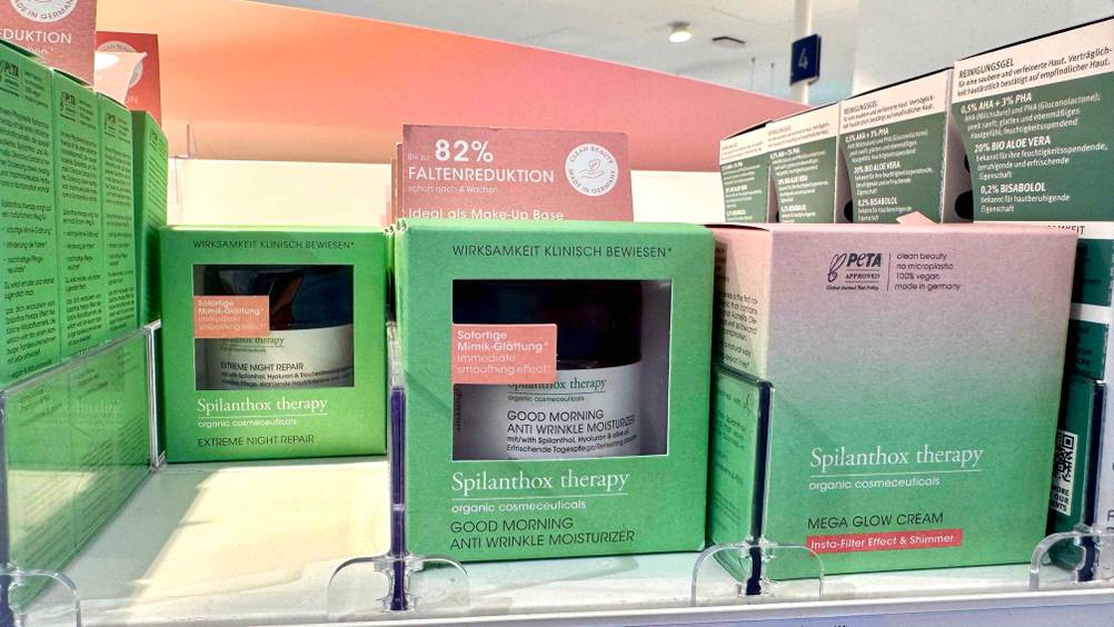 Mehrere Naturkosmetik-Tagescreme im Test in einem Verkaufsregal stehend.