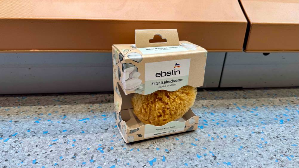 Getestet: Ein verpackter Naturschwamm auf dem Boden stehend.