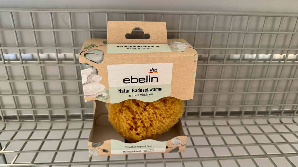 Ein verpackter Naturschwamm im Test liegt in einem weißen Korb.