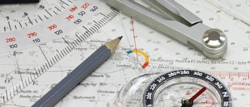 Navigationsbesteck im Test: Das Navigationsbesteck inklusive Bleistift liegen auf einer Karte