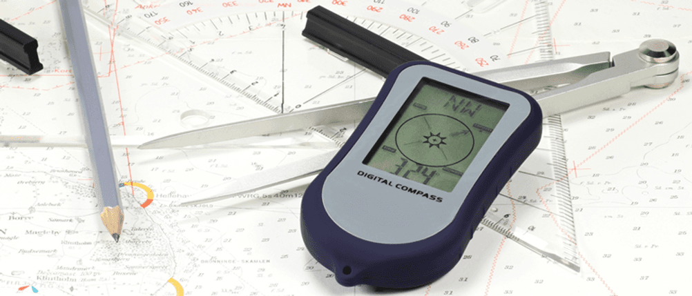 Navigationsbesteck im Test: Ein digitaler Kompass auf einer Landkarte