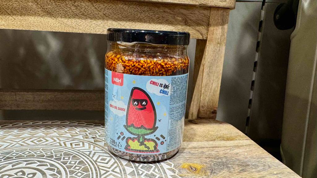 Chiliöl getestet: Ein 230-g-Glas mit Schraubverschluß steht ausgestellt in einem Geschäft.