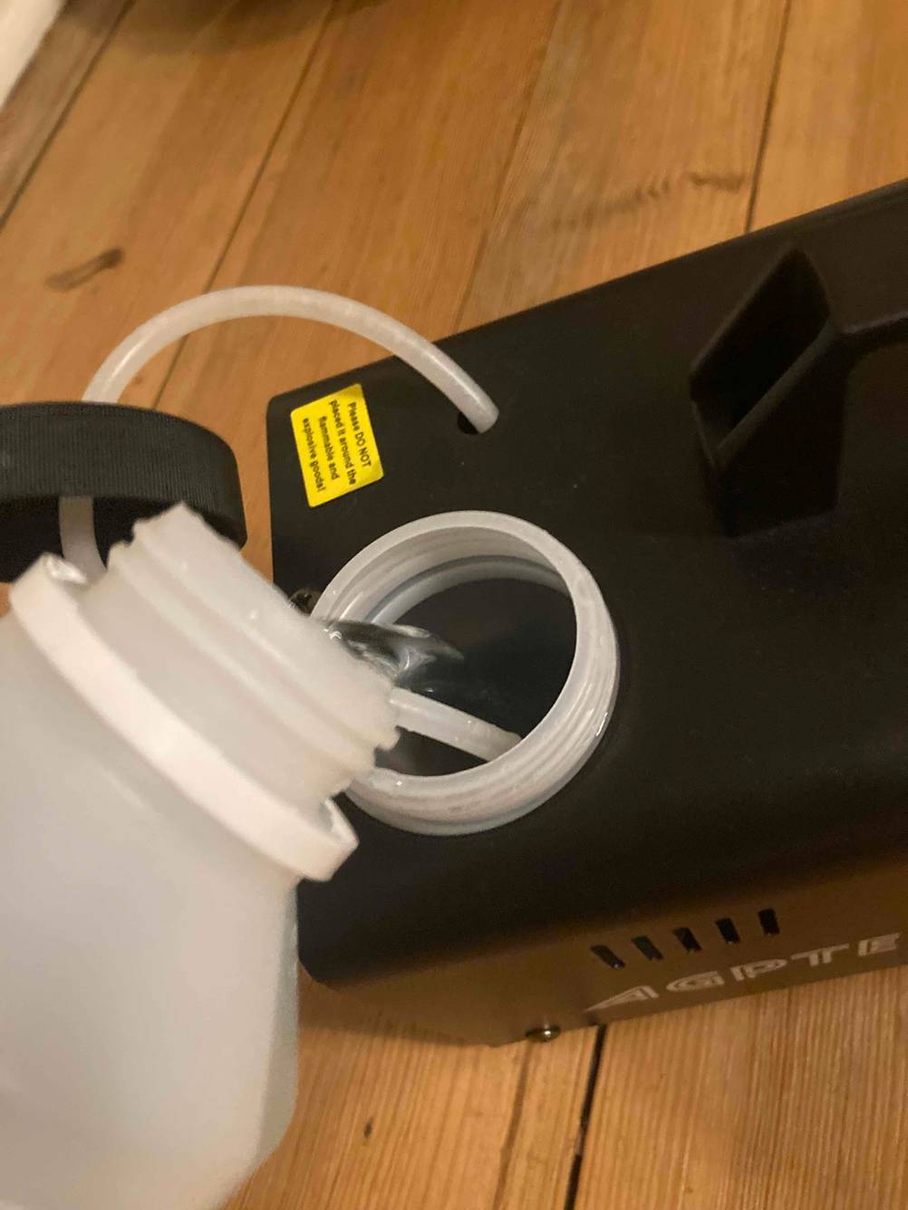 Das getestete Nebelfluid wird in eine Nebelmaschine geschüttet.