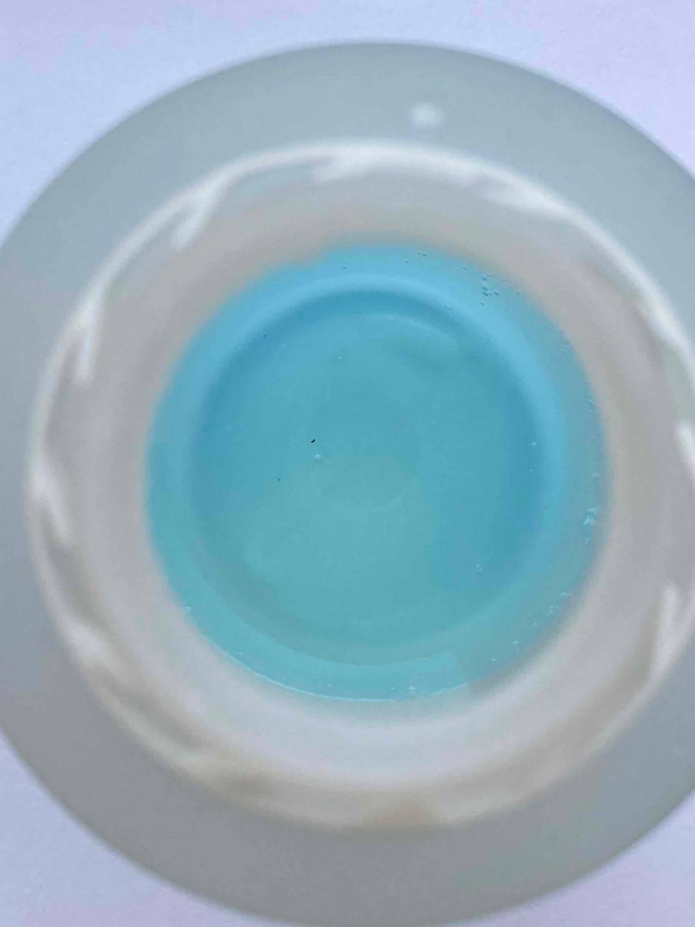 Nebelfluid getestet: Sicht in die Flasche von oben auf das blaue Fluid.