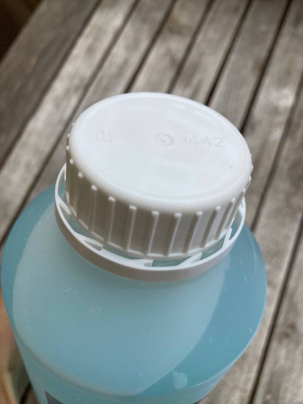 Nahaufnahme der Verschlusskappe einer Flasche des getesteten Nebelfluids.