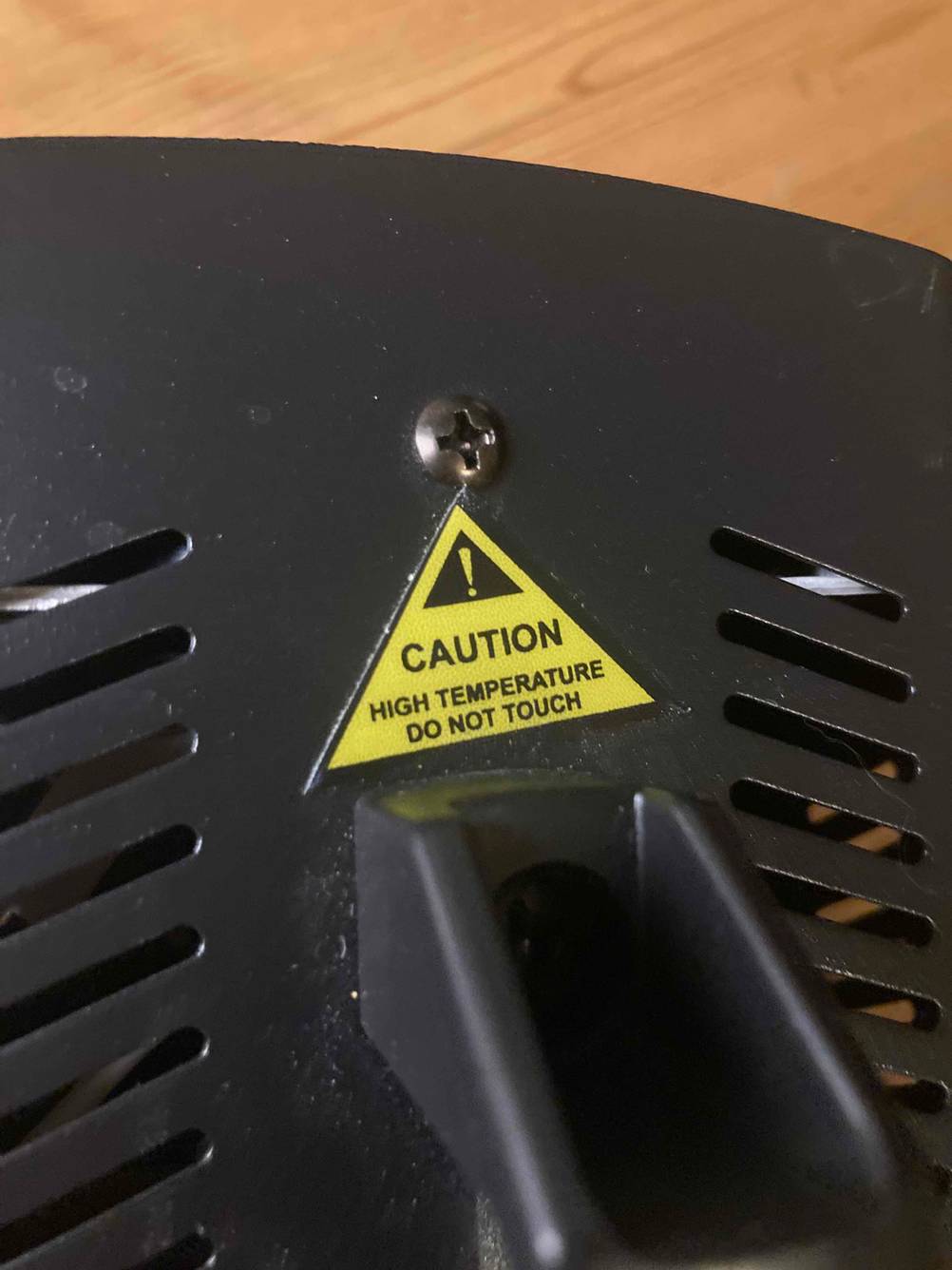 Nahaufnahme eines Aufklebers auf der Rückseite einer Nebelmaschine im Test.