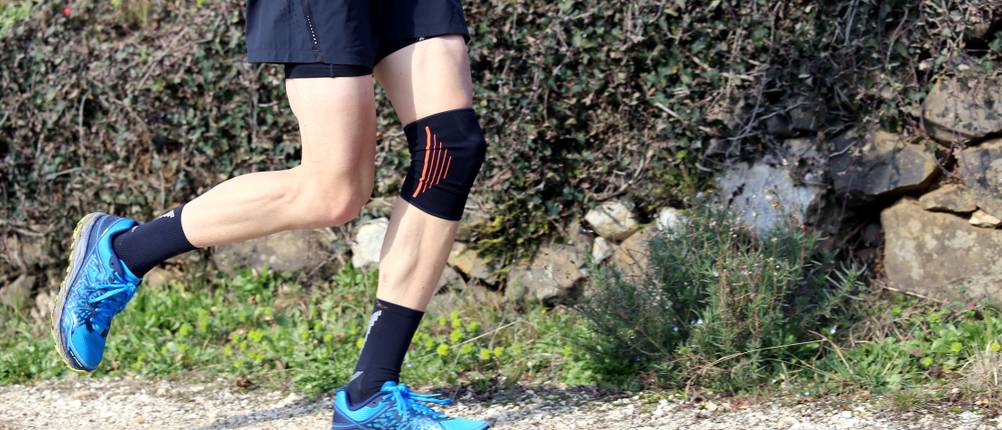 Neenca-Kniebandage Test - Mann joggt mit Kniebandage