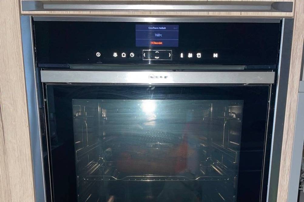 Neff-Backofen im Test: das Einbaumodell ist in einer hellbraunen Küchenfront integriert.