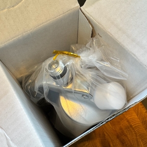 Geöffneter Karton des Nemt-Sahnespenders