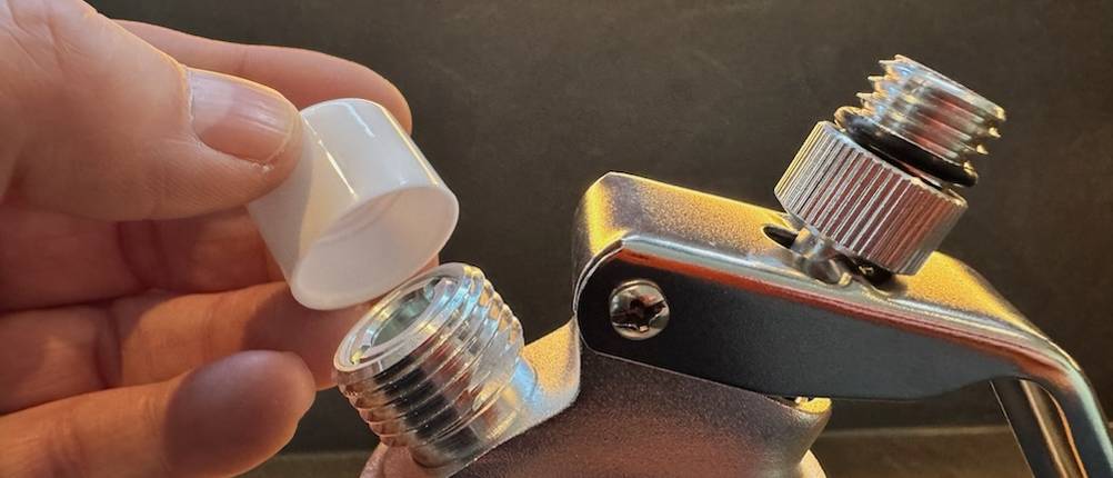 Nemt-Sahnespender wird mit einer Hand geöffnet