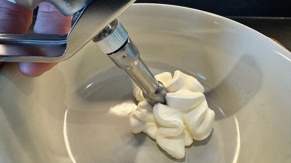 Sahne in einer Schale vom Nemt-Sahnespender