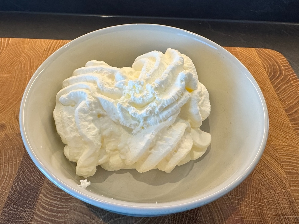 Fertige Sahne in einer Schale nach der Verwendung mit dem Nemt-Sahnespender