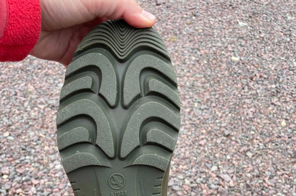 Sohle der Aigle-Neopren-Gummistiefel mit Ablaufrinnen im Test.