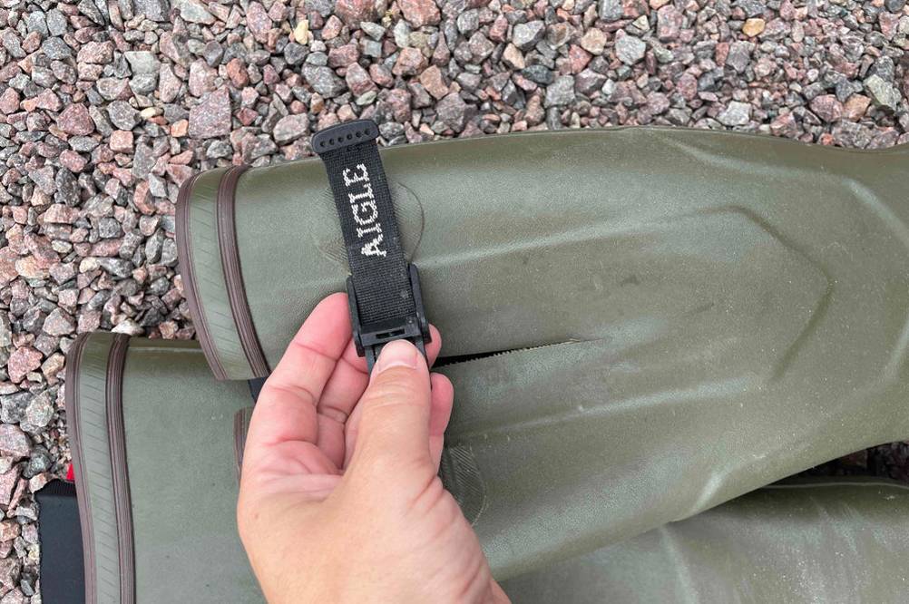 Das Zugband der getestete Aigle-Neopren-Gummistiefel zur Einstellung der Weite in Nahaufnahme.