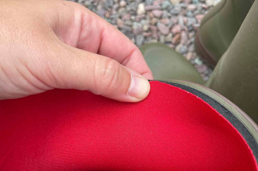 Futter der getesteten Aigle-Neopren-Gummistiefel in rot mit sichtbarem Schichtaufbau