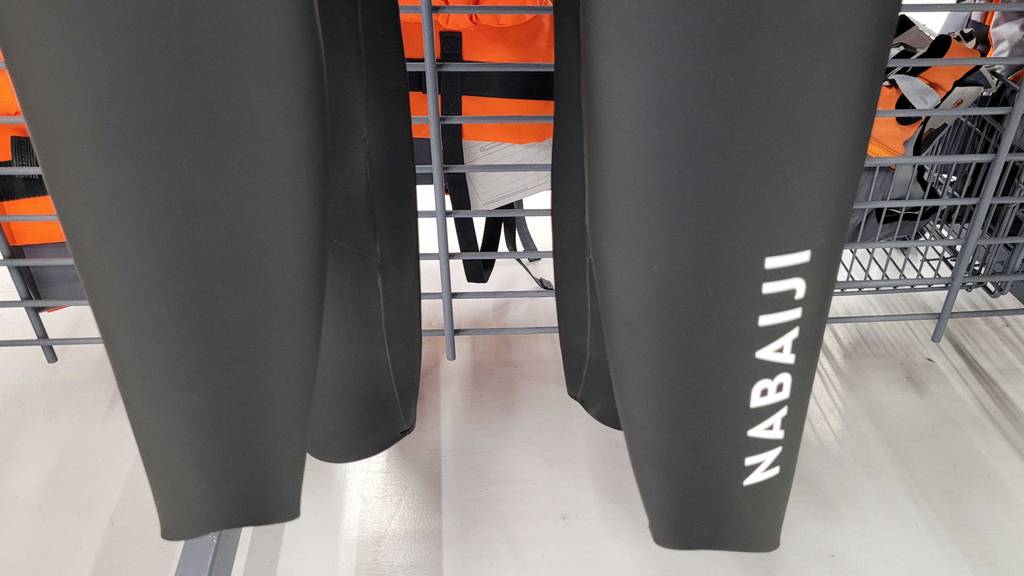 Neoprenanzug von Nabaiji im Test: Auf Hosenbein ist der Markenname zu lesen.