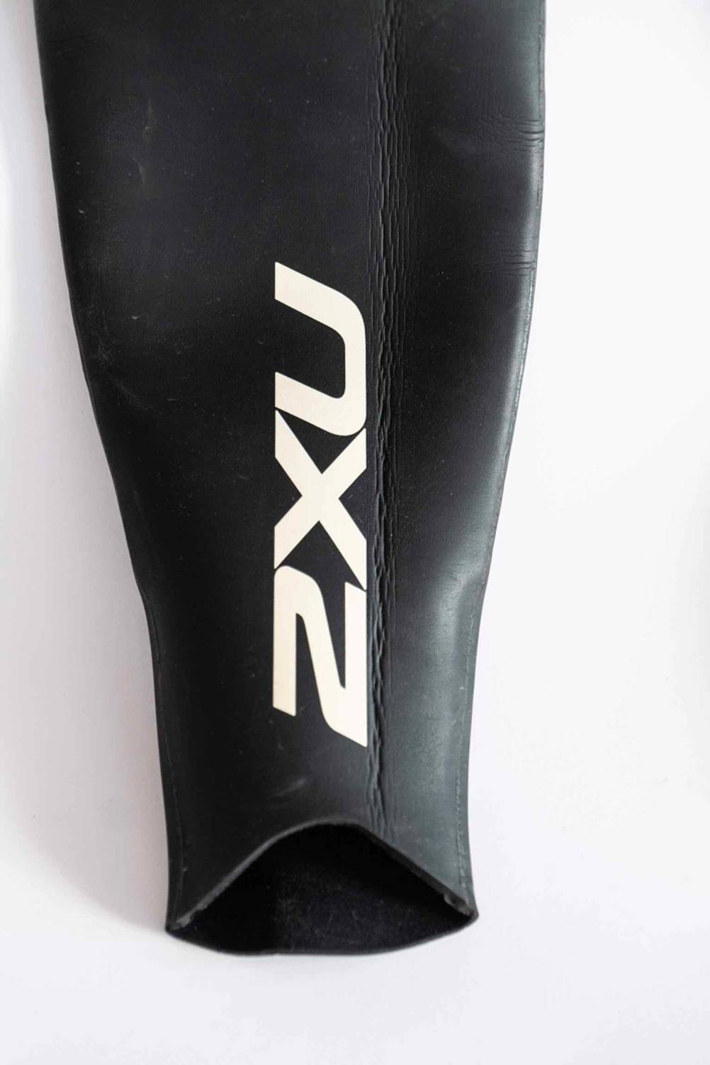 Ärmel von einem getesteten Neoprenanzug für den Triathlon.