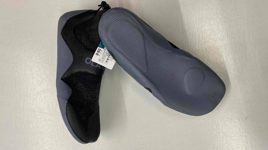 Neoprensocken-Test: Ein Paar Neoprensocken auf hellem Hintergrund