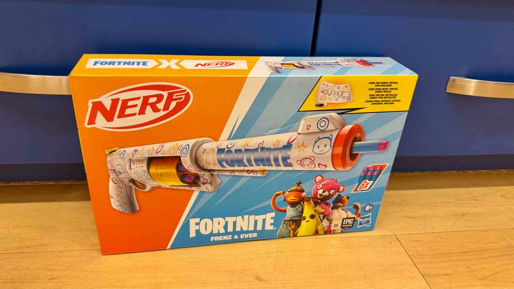 Auf dem Boden vor einer blauen Kommode steht das getestete Nerf-Fortnite.