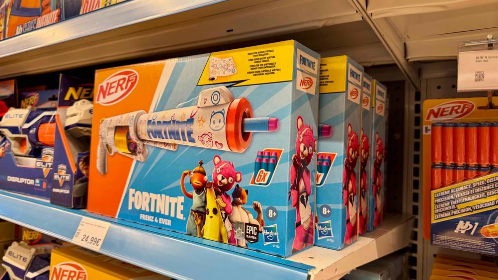 Nerf-Fortnite im Test: Mehrere Packungen stehen hintereinander in einem Verkaufsregal.