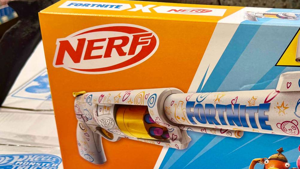 Nerf-Fortnite im Test: Nahaufnahme des Logos auf der Verpackung.