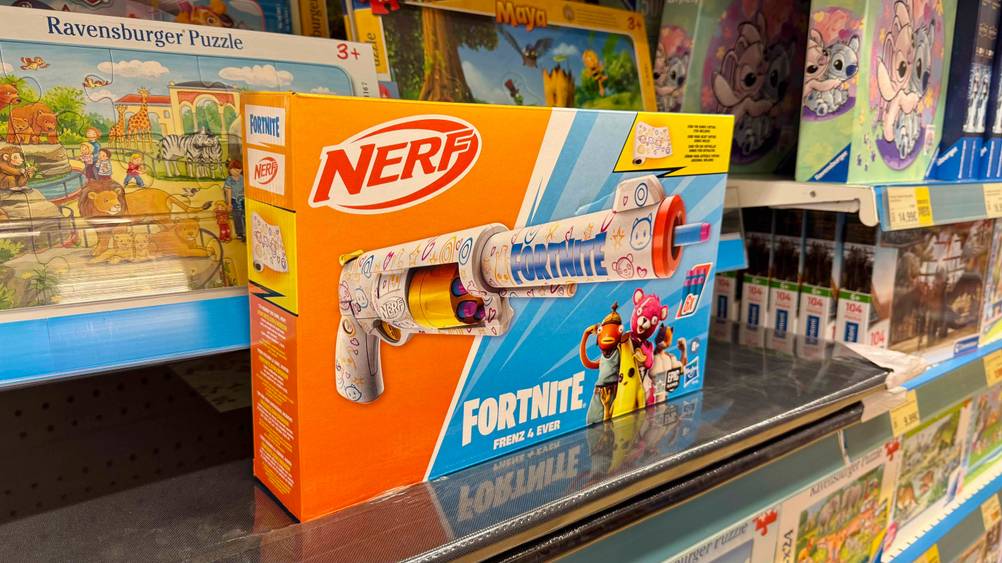 Auf einem Regal steht seitlich das getestete Nerf-Fortnite.
