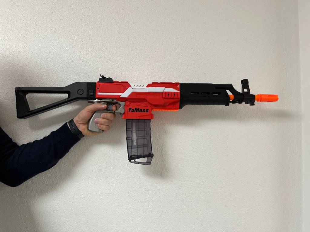 Nerv-Gun im Test: Eine Hand, die eine zusammengesetzte Nerf-Gun hält